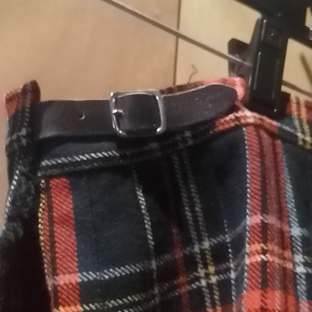 Dean of Scotland women's tartan skirt, size 6, 100%wool. - Picture 4 of 5